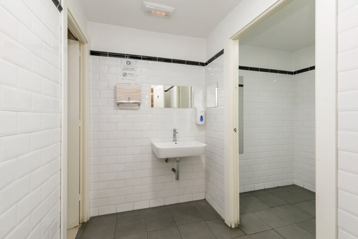 Commercial for sale in Granada city - € 360,000 (Ref: 7246354)
