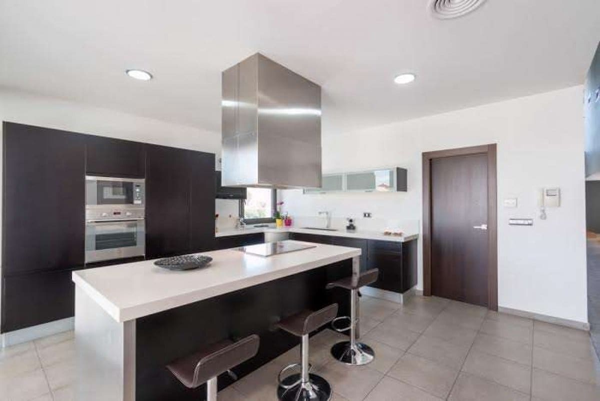 5 bedroom Villa for sale in Gojar with pool garage - € 950,000 (Ref: 7649258)