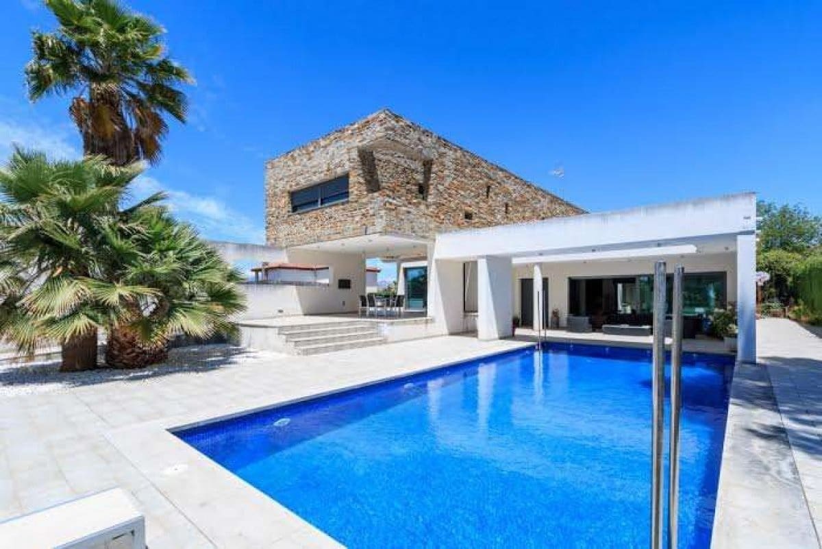 5 bedroom Villa for sale in Gojar with pool garage - € 950,000 (Ref: 7649258)
