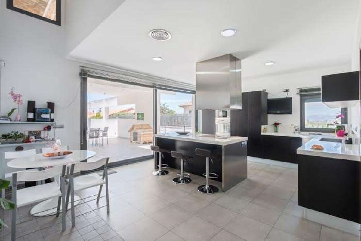 5 bedroom Villa for sale in Gojar with pool garage - € 950,000 (Ref: 7649258)