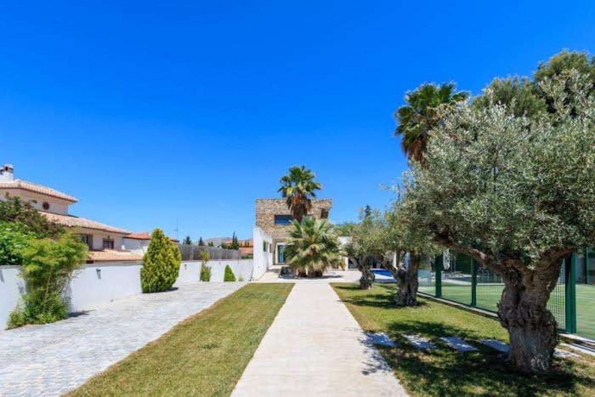 5 bedroom Villa for sale in Gojar with pool garage - € 950,000 (Ref: 7649258)