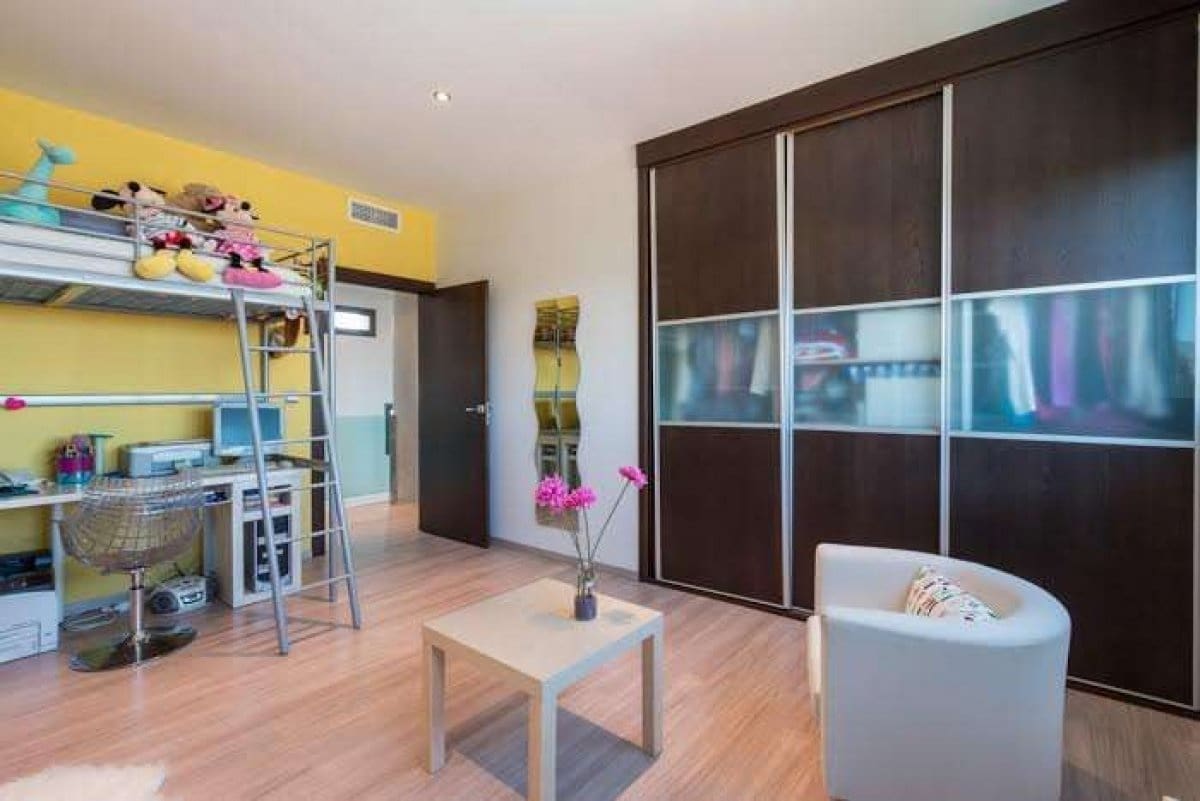 5 bedroom Villa for sale in Gojar with pool garage - € 950,000 (Ref: 7649258)