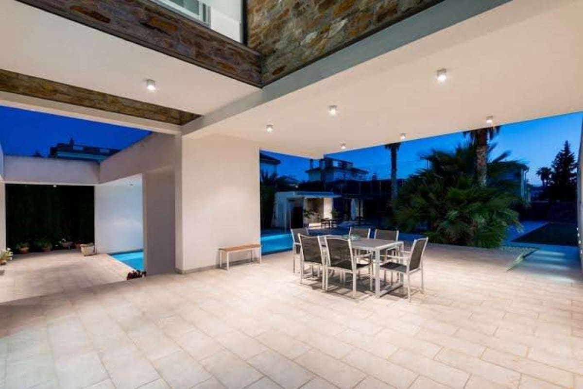 5 bedroom Villa for sale in Gojar with pool garage - € 950,000 (Ref: 7649258)