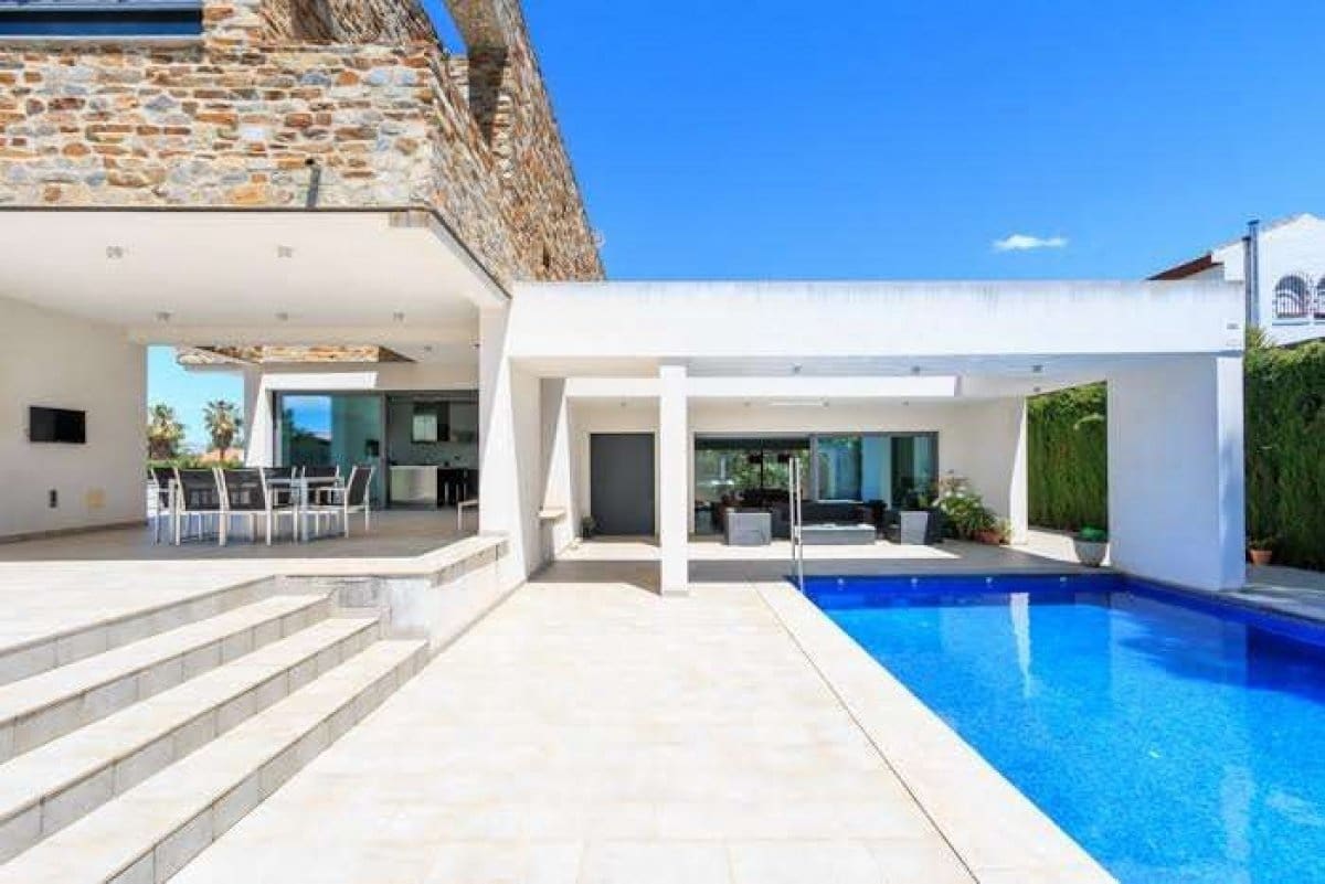 5 bedroom Villa for sale in Gojar with pool garage - € 950,000 (Ref: 7649258)