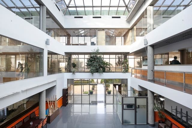 Comercial para venda em Campus de la Salud, Granada cidade com garagem - 1 800 000 € (Ref: 8018247)