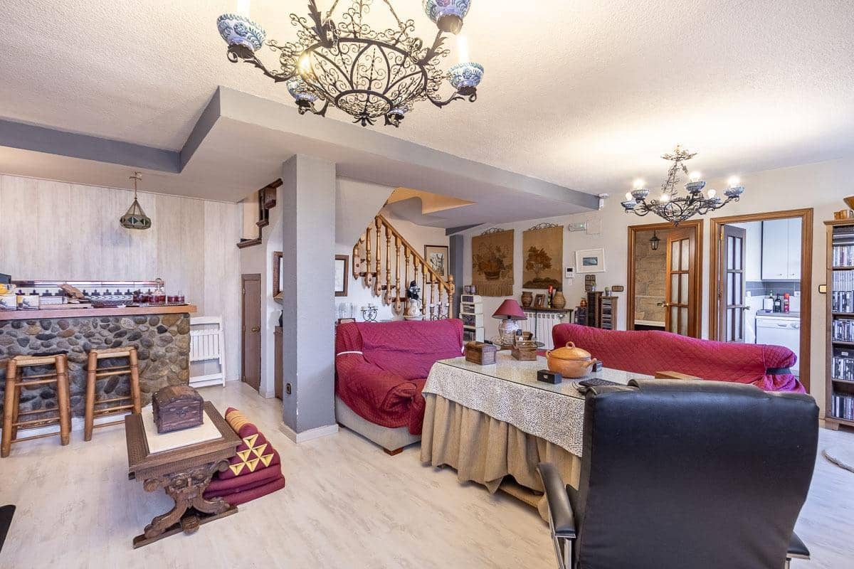 4 bedroom Villa for sale in Pinos Genil with pool garage - € 380,000 (Ref: 8318077)