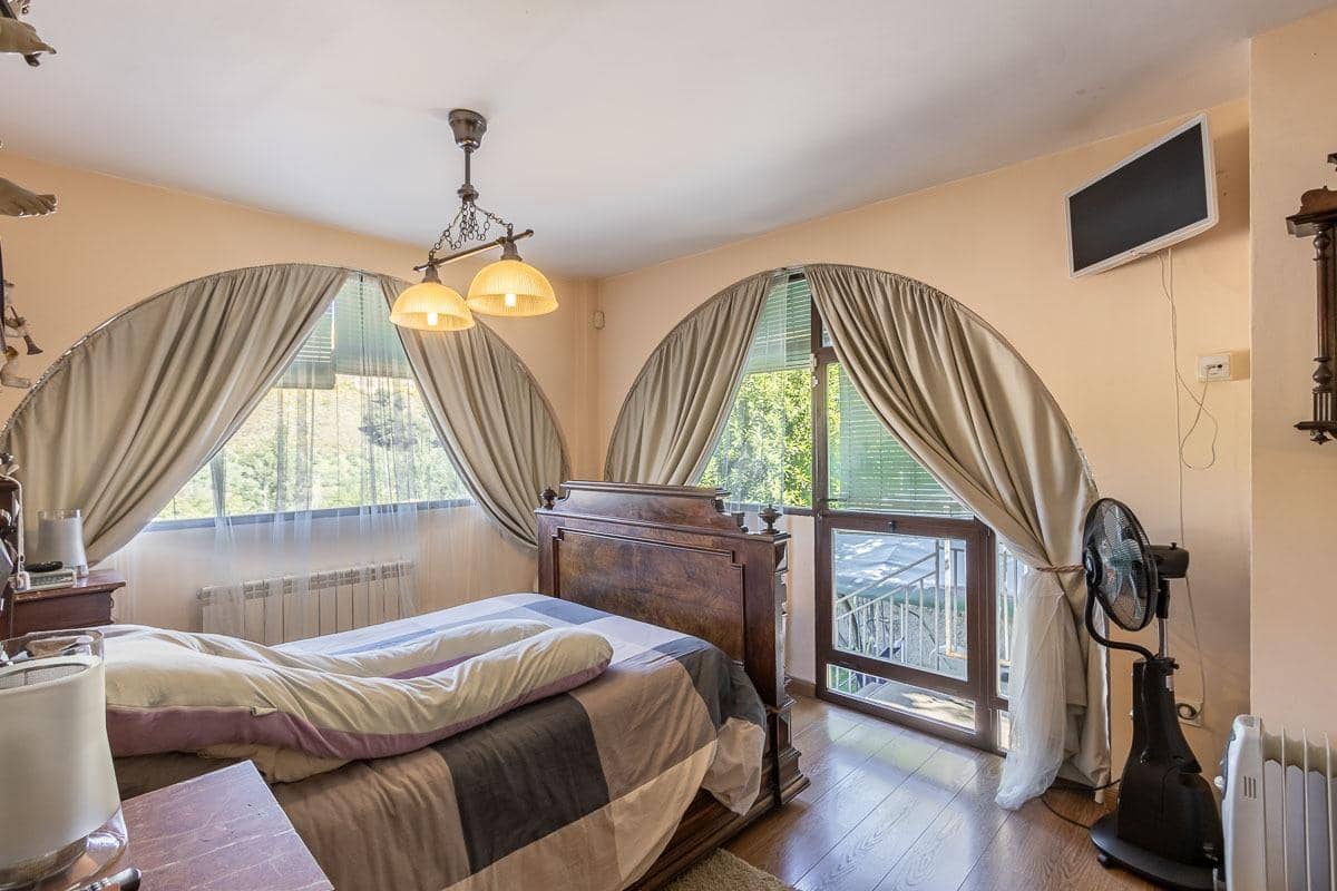 4 bedroom Villa for sale in Pinos Genil with pool garage - € 380,000 (Ref: 8318077)