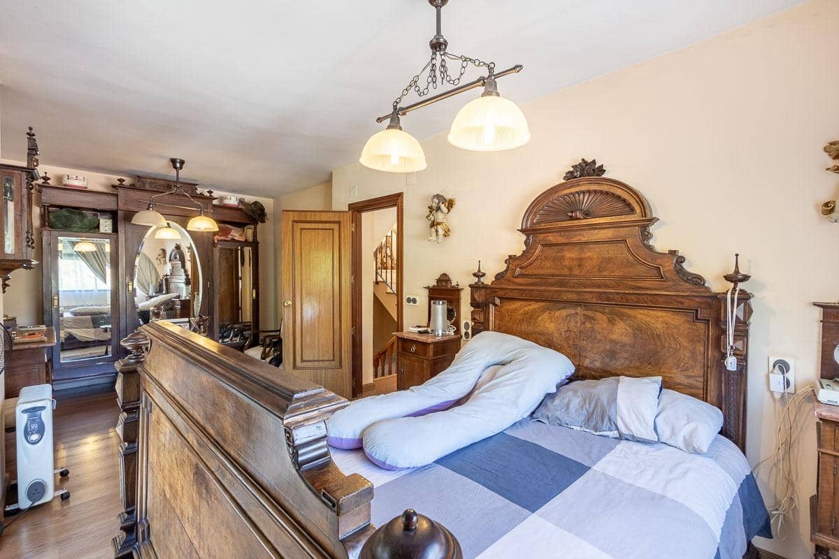 4 bedroom Villa for sale in Pinos Genil with pool garage - € 380,000 (Ref: 8318077)