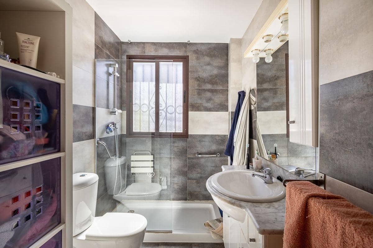 4 bedroom Villa for sale in Pinos Genil with pool garage - € 380,000 (Ref: 8318077)