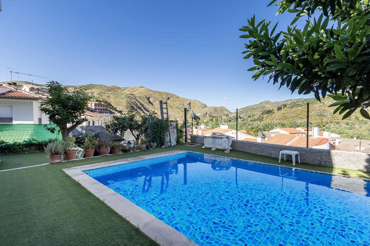 4 bedroom Villa for sale in Pinos Genil with pool garage - € 380,000 (Ref: 8318077)