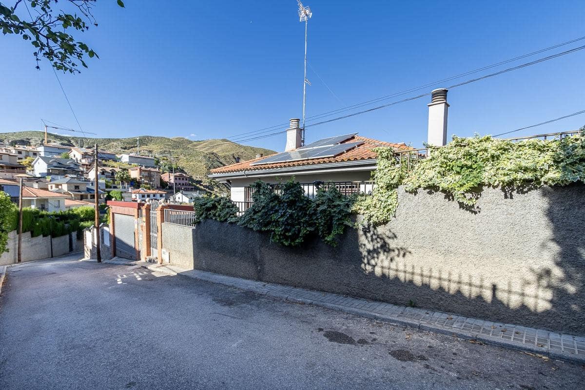 4 bedroom Villa for sale in Pinos Genil with pool garage - € 380,000 (Ref: 8318077)