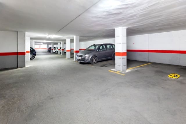 Garage til salg i Centro, Granada by - € 27.900 (Ref: 8505860)