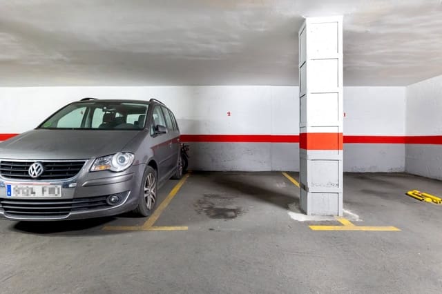 Garage til salg i Centro, Granada by - € 27.900 (Ref: 8505860)