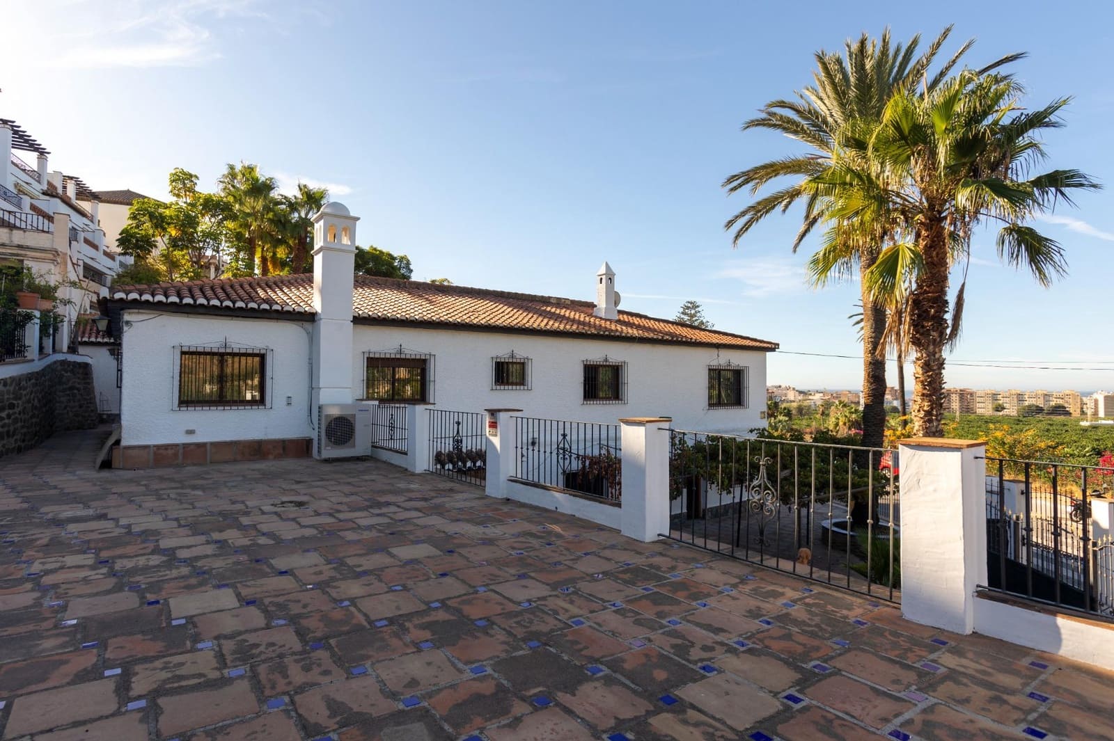 8 bedroom Villa for sale in Almunecar with pool - € 1,250,000 (Ref: 8595410)