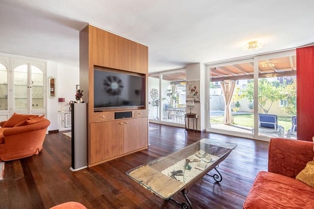 4 soverom Villa til salgs i Granada by med svømmebasseng garasje - € 1 100 000 (Ref: 8645162)