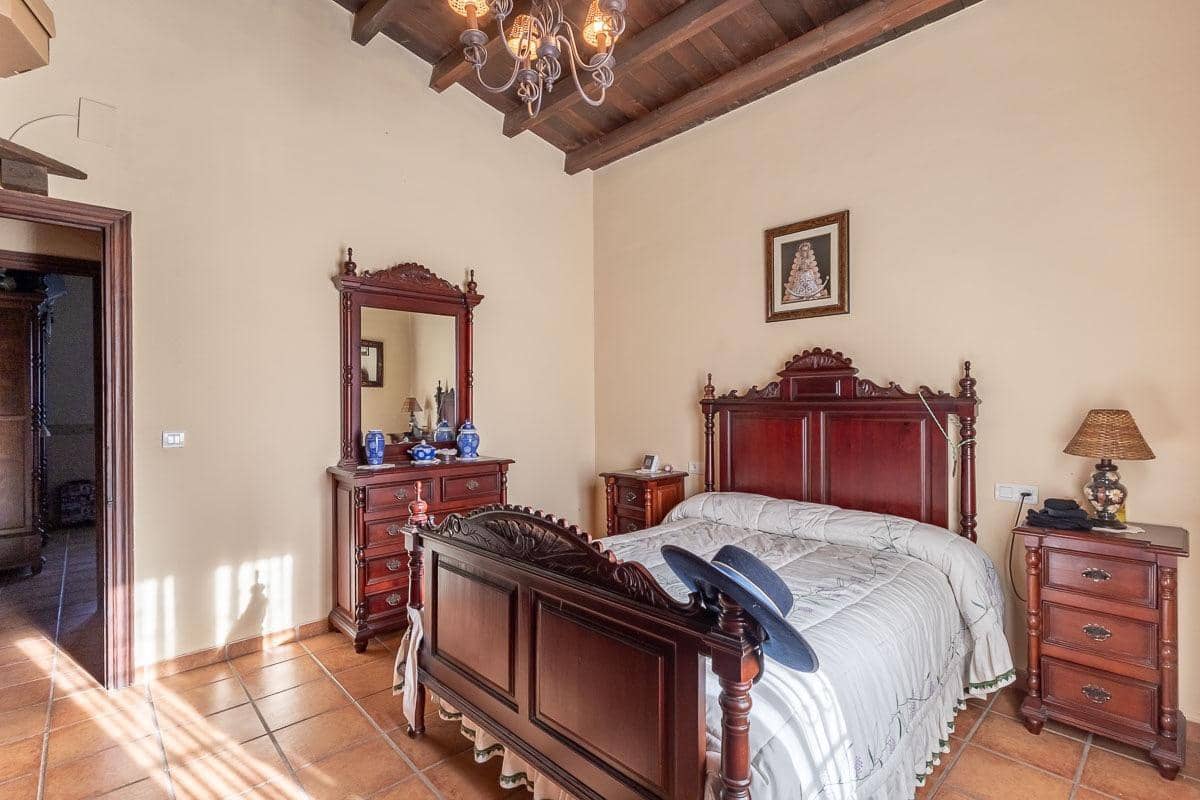 4 bedroom Villa for sale in La Zubia with garage - € 795,000 (Ref: 8715459)