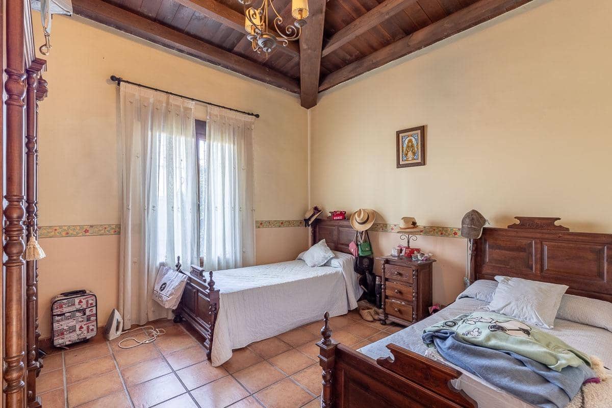4 bedroom Villa for sale in La Zubia with garage - € 795,000 (Ref: 8715459)