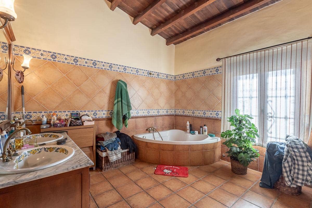 4 bedroom Villa for sale in La Zubia with garage - € 795,000 (Ref: 8715459)