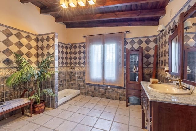 4 soveværelse Villa til salg i La Zubia med garage - € 795.000 (Ref: 8715459)