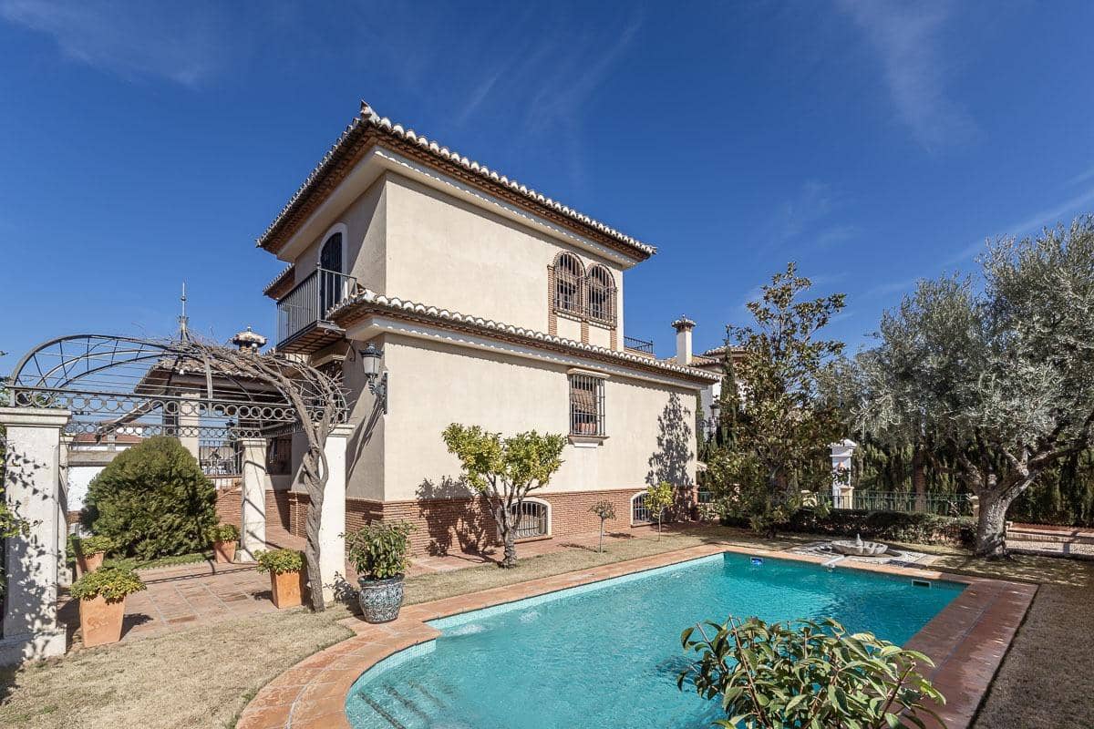 4 Zimmer Villa zu verkaufen in Ogijares mit Pool - 698.000 € (Ref: 8813080)