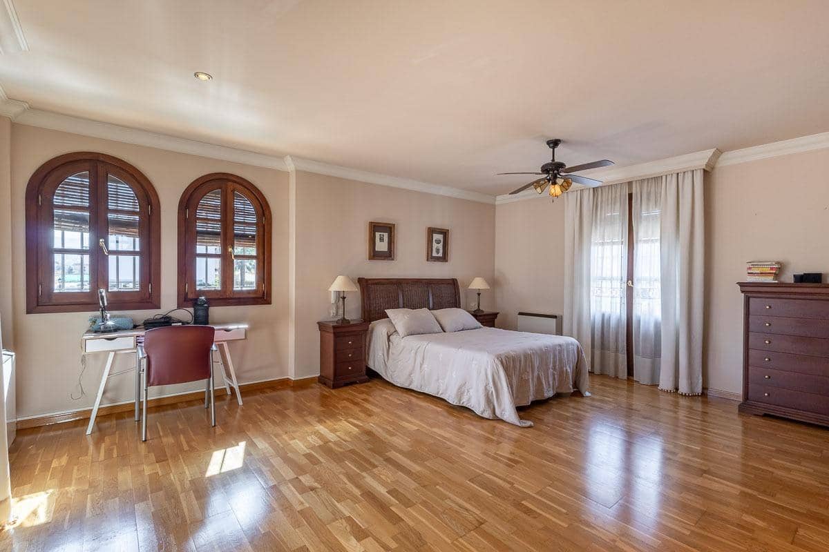 4 Zimmer Villa zu verkaufen in Ogijares mit Pool - 698.000 € (Ref: 8813080)