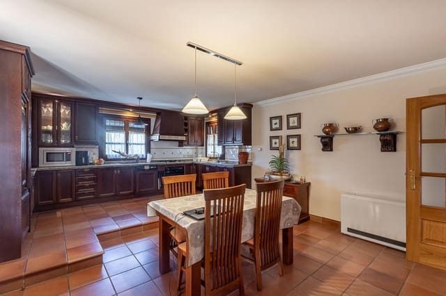 4 Zimmer Villa zu verkaufen in Ogíjares mit Pool - 698.000 € (Ref: 8813080)