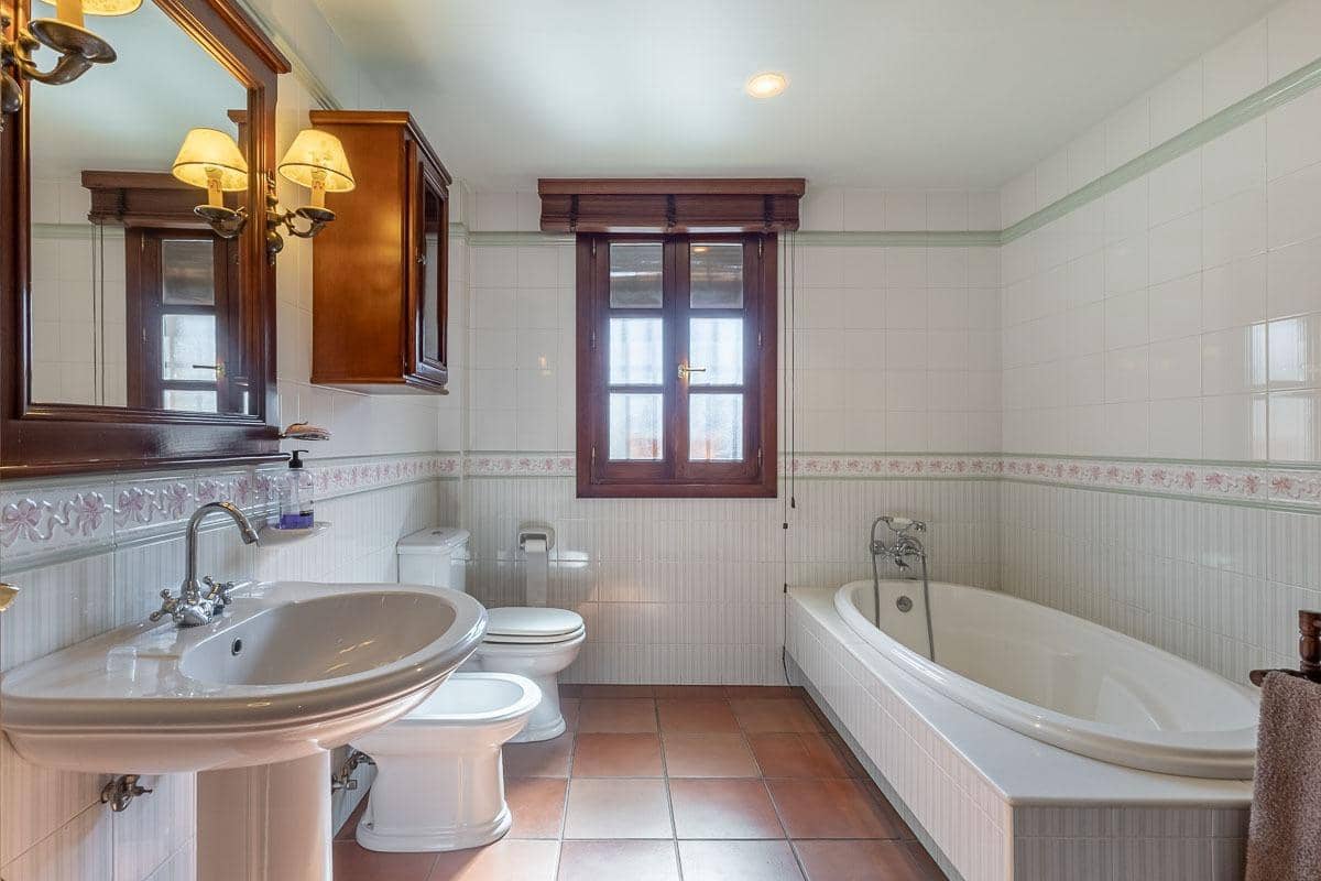 4 Zimmer Villa zu verkaufen in Ogijares mit Pool - 698.000 € (Ref: 8813080)