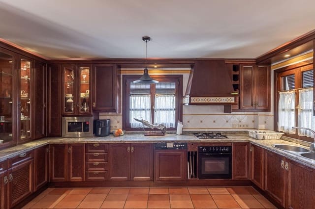 4 Zimmer Villa zu verkaufen in Ogíjares mit Pool - 698.000 € (Ref: 8813080)