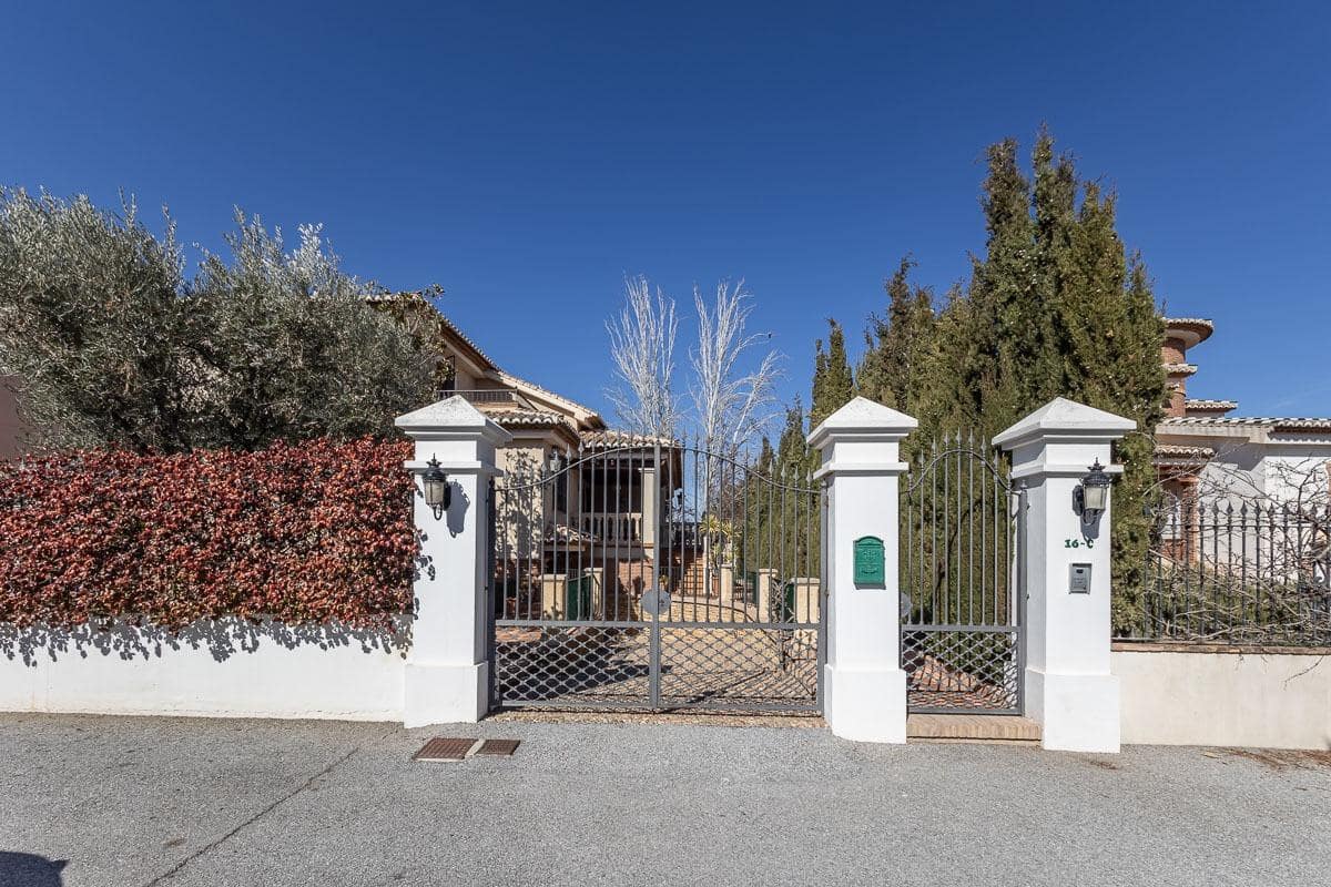 4 Zimmer Villa zu verkaufen in Ogijares mit Pool - 698.000 € (Ref: 8813080)