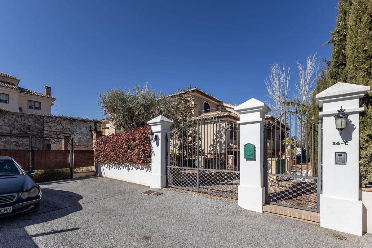 4 Zimmer Villa zu verkaufen in Ogijares mit Pool - 698.000 € (Ref: 8813080)