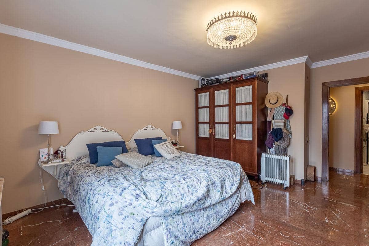 5 bedroom Flat for sale in Granada city with garage - € 640,000 (Ref: 8869695)
