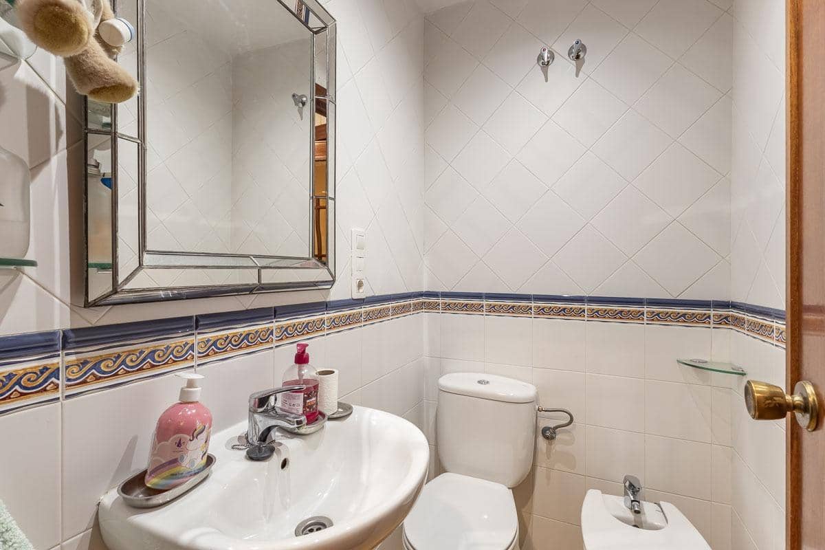 5 bedroom Flat for sale in Granada city with garage - € 640,000 (Ref: 8869695)