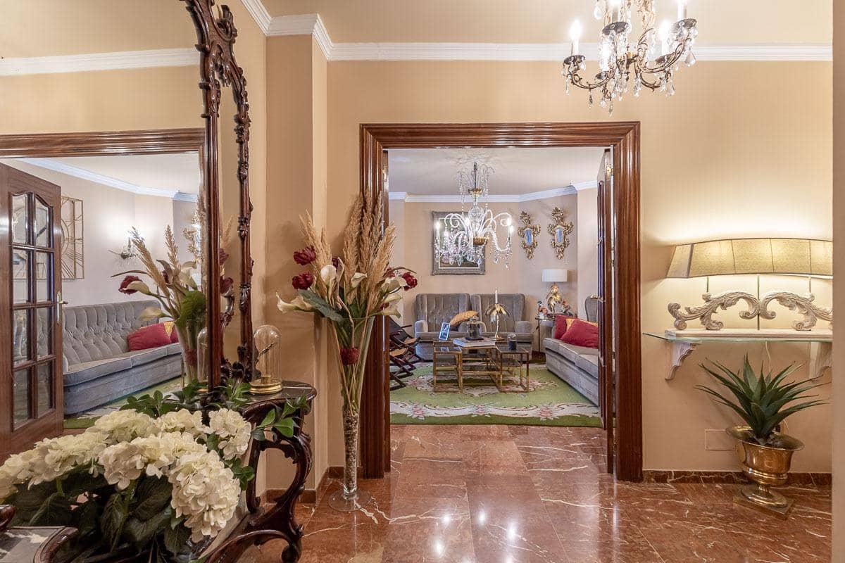 5 bedroom Flat for sale in Granada city with garage - € 640,000 (Ref: 8869695)