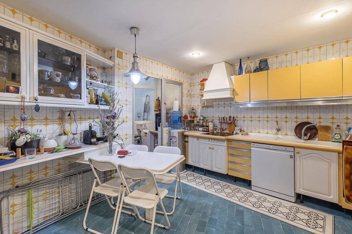 5 bedroom Flat for sale in Granada city with garage - € 640,000 (Ref: 8869695)