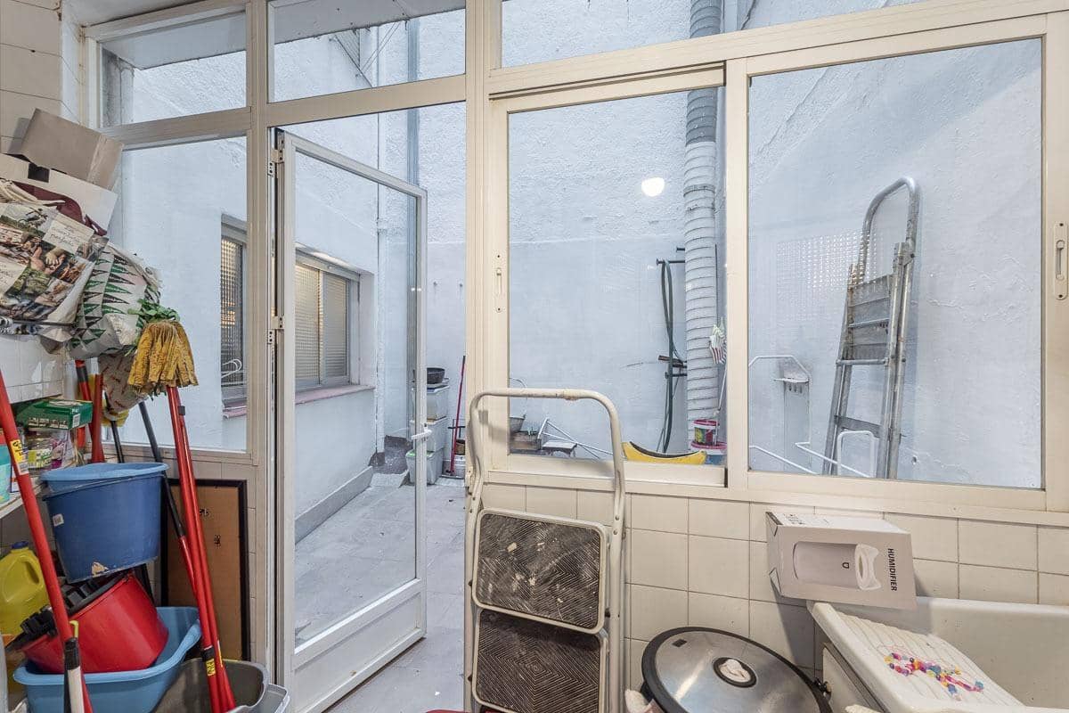 5 bedroom Flat for sale in Granada city with garage - € 640,000 (Ref: 8869695)