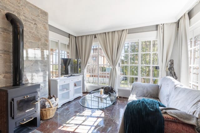 4 makuuhuone Huvila myytävänä paikassa La Zubia mukana uima-altaan 
autotalli - 525 000 € (Ref: 8912988)