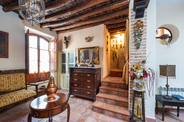 5 bedroom Villa for sale in Granada city with garage - € 1,200,000 (Ref: 8915353)