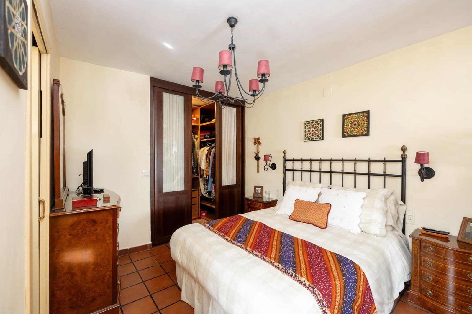 5 bedroom Villa for sale in Granada city with garage - € 1,200,000 (Ref: 8915353)