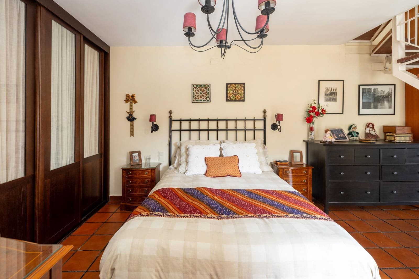 5 bedroom Villa for sale in Granada city with garage - € 1,200,000 (Ref: 8915353)