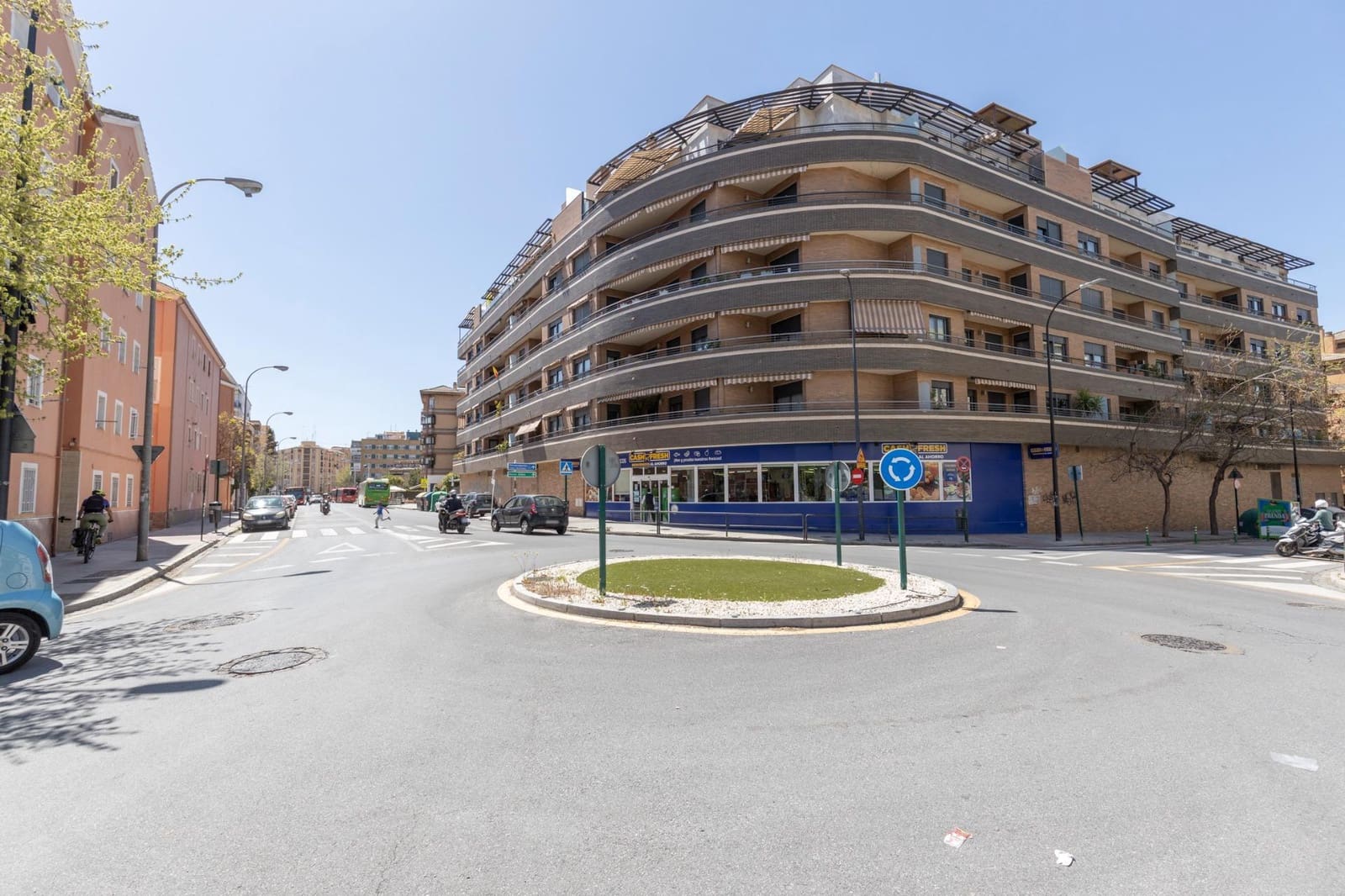 3 bedroom Flat for sale in Granada city with pool garage - € 595,000 (Ref: 8935059)