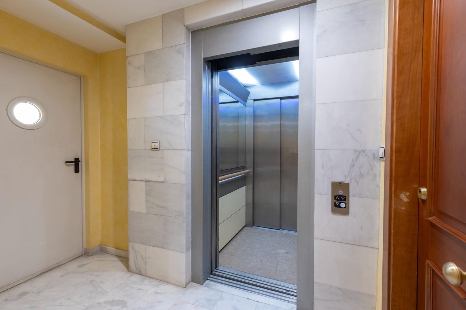 3 bedroom Flat for sale in Granada city with pool garage - € 595,000 (Ref: 8935059)