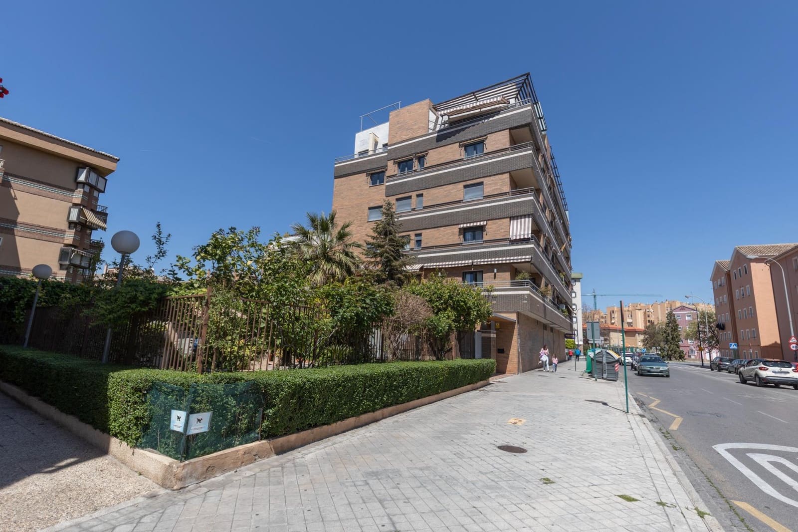 3 bedroom Flat for sale in Granada city with pool garage - € 595,000 (Ref: 8935059)