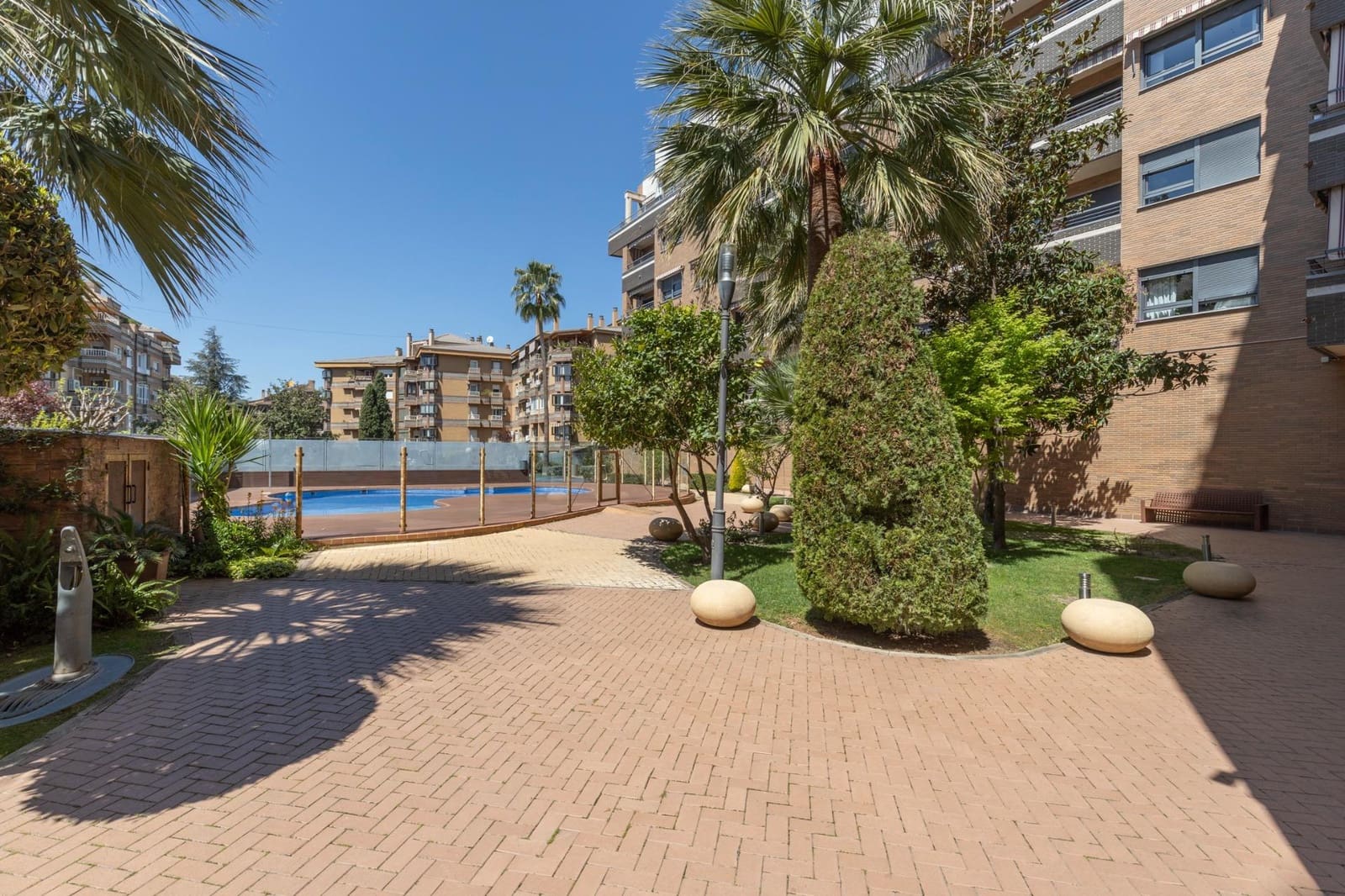 3 bedroom Flat for sale in Granada city with pool garage - € 595,000 (Ref: 8935059)