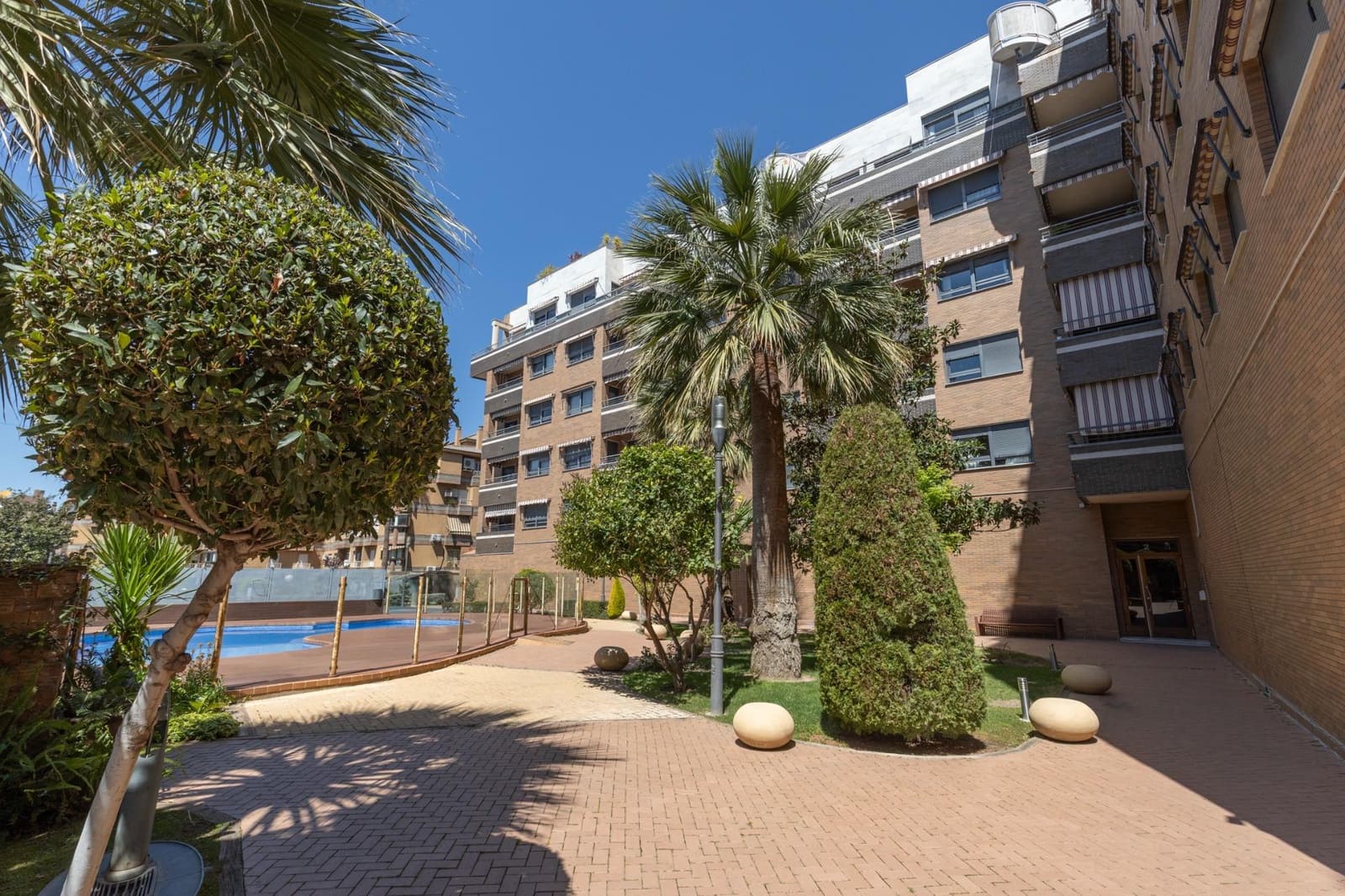 3 bedroom Flat for sale in Granada city with pool garage - € 595,000 (Ref: 8935059)