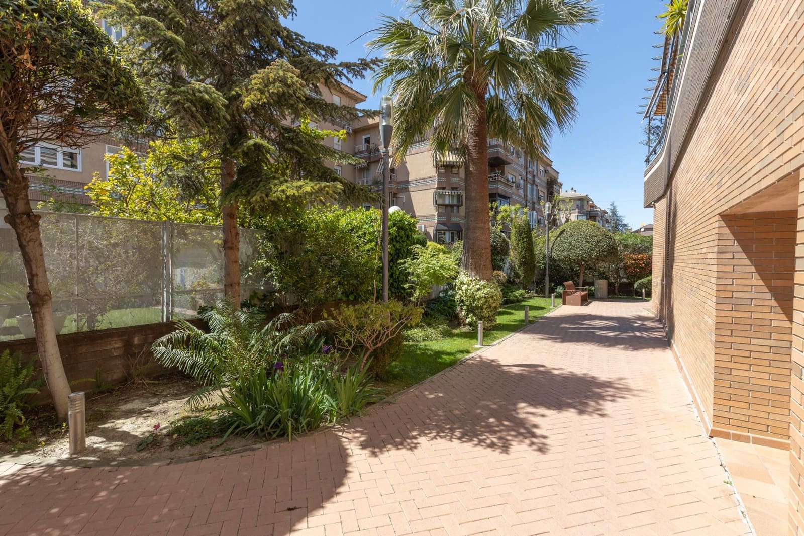 3 bedroom Flat for sale in Granada city with pool garage - € 595,000 (Ref: 8935059)