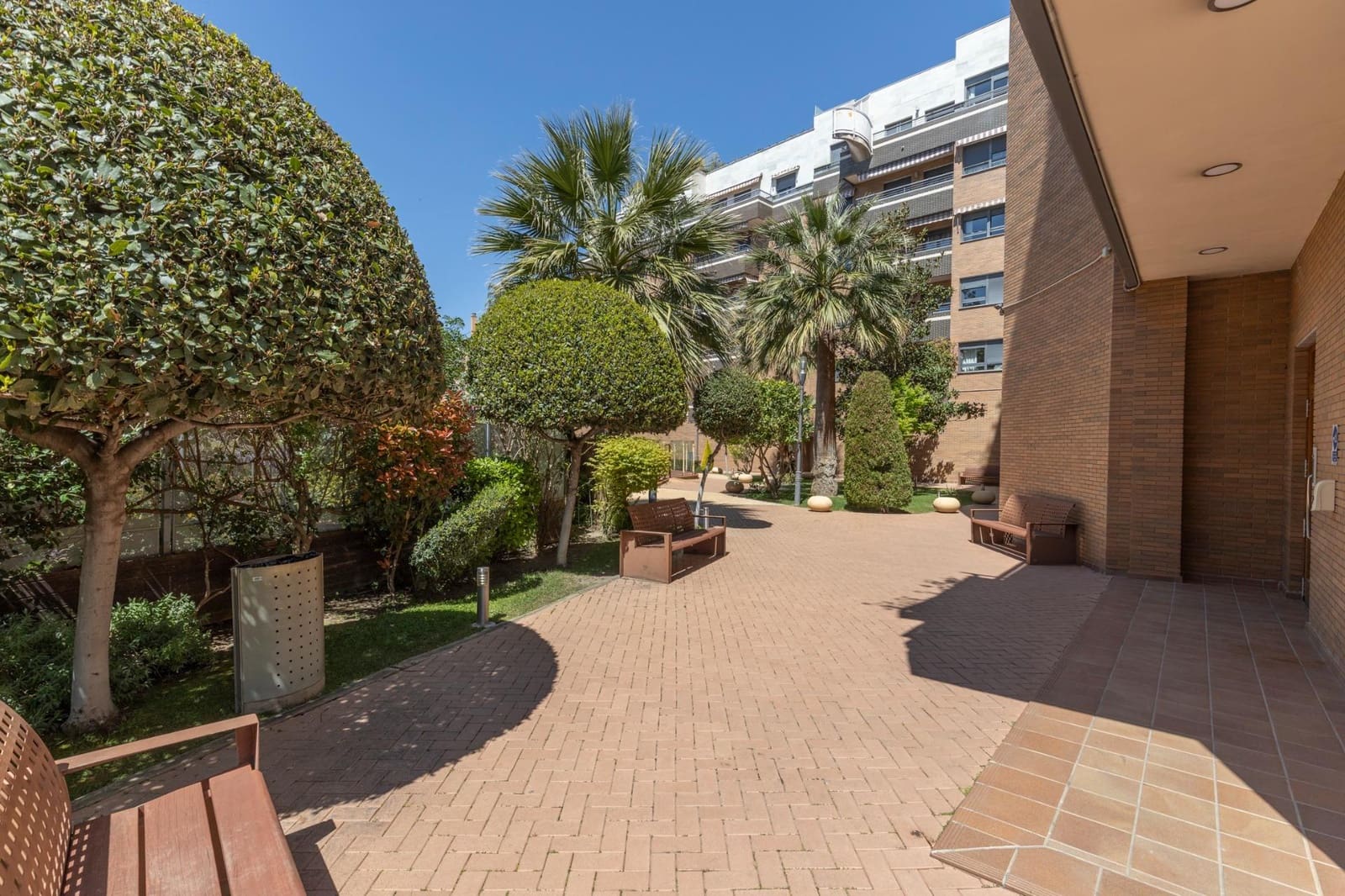 3 bedroom Flat for sale in Granada city with pool garage - € 595,000 (Ref: 8935059)