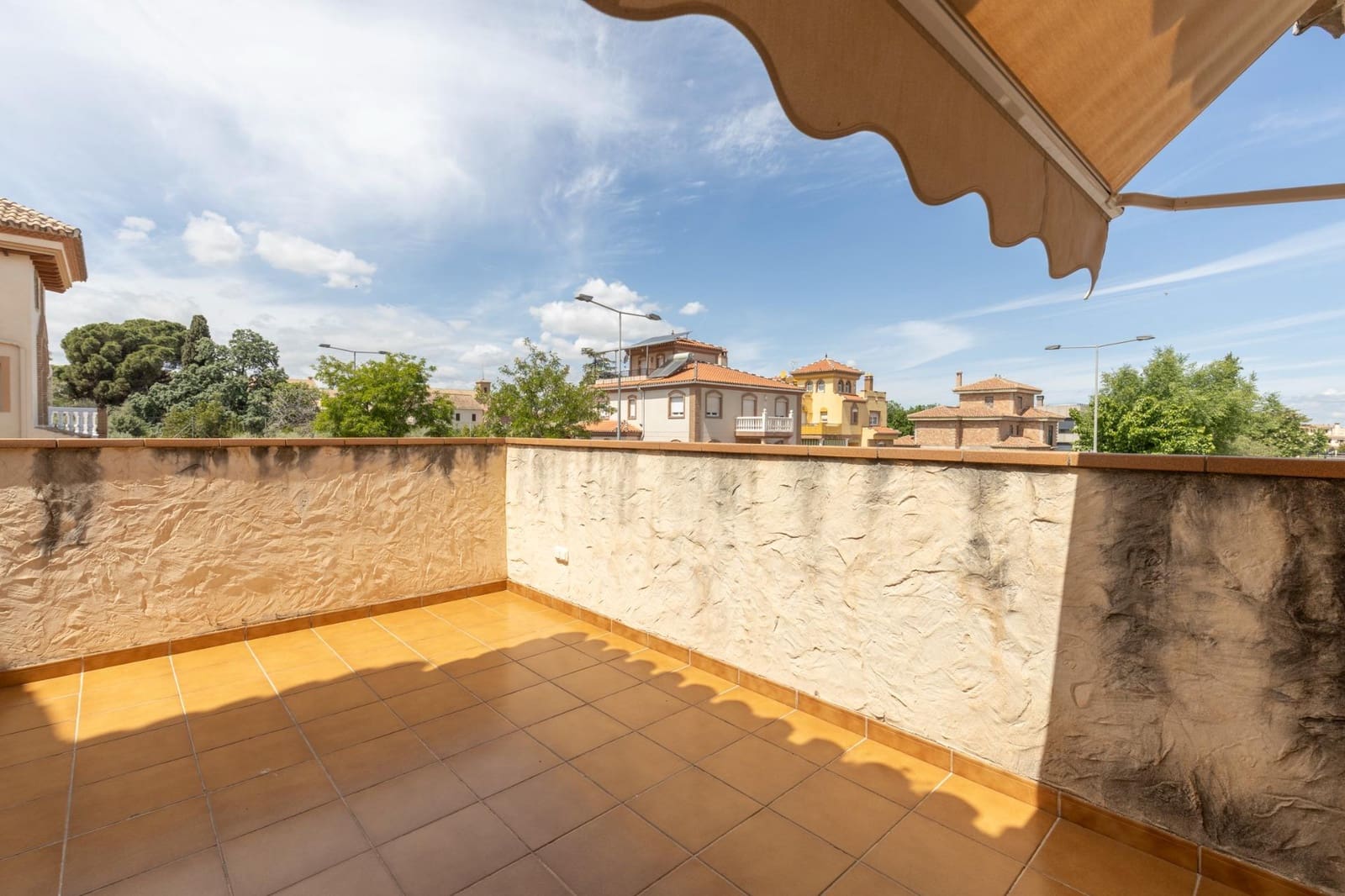 5 bedroom Villa for sale in Ogijares with pool garage - € 615,000 (Ref: 8992786)