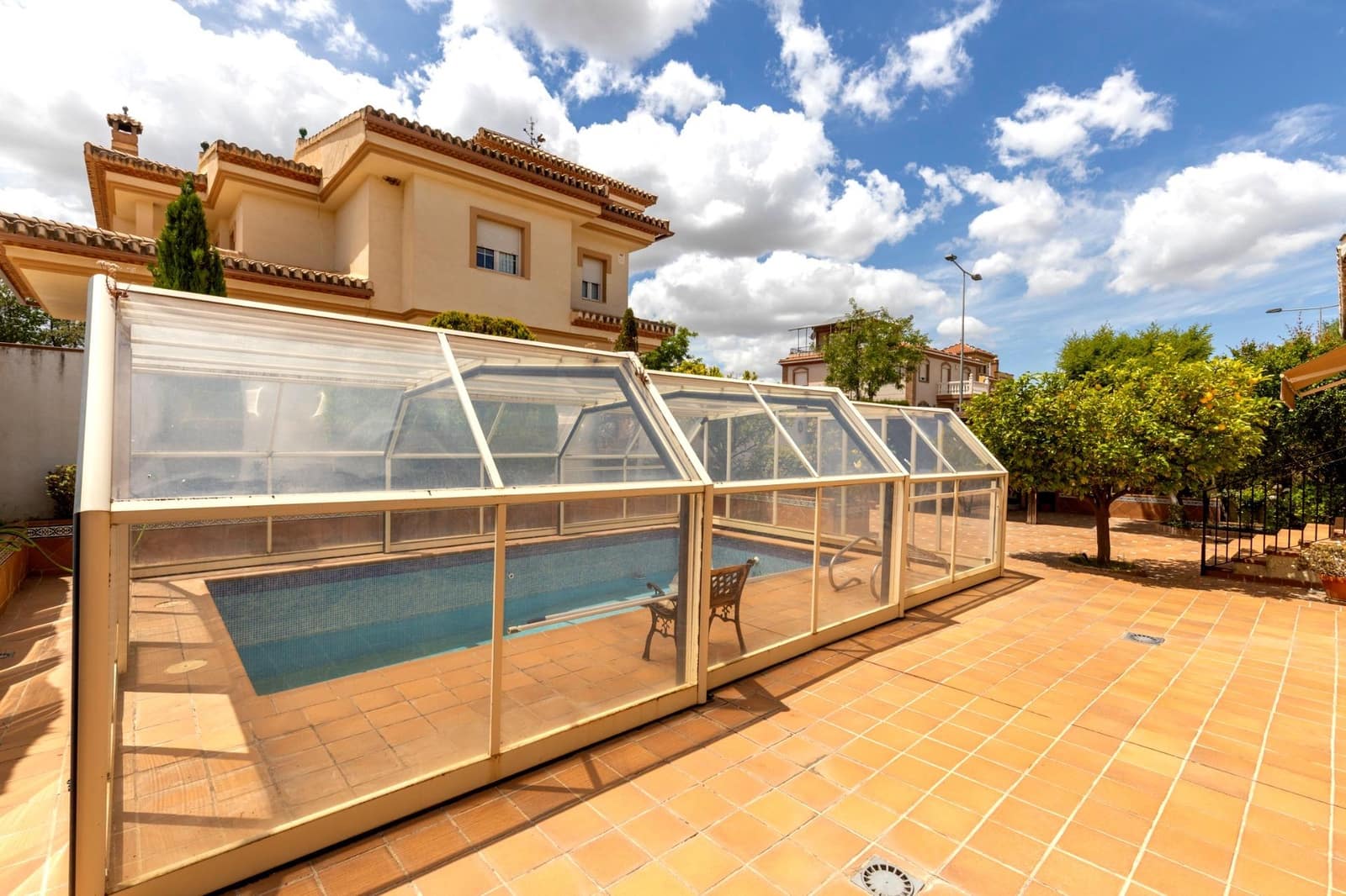 5 bedroom Villa for sale in Ogijares with pool garage - € 615,000 (Ref: 8992786)