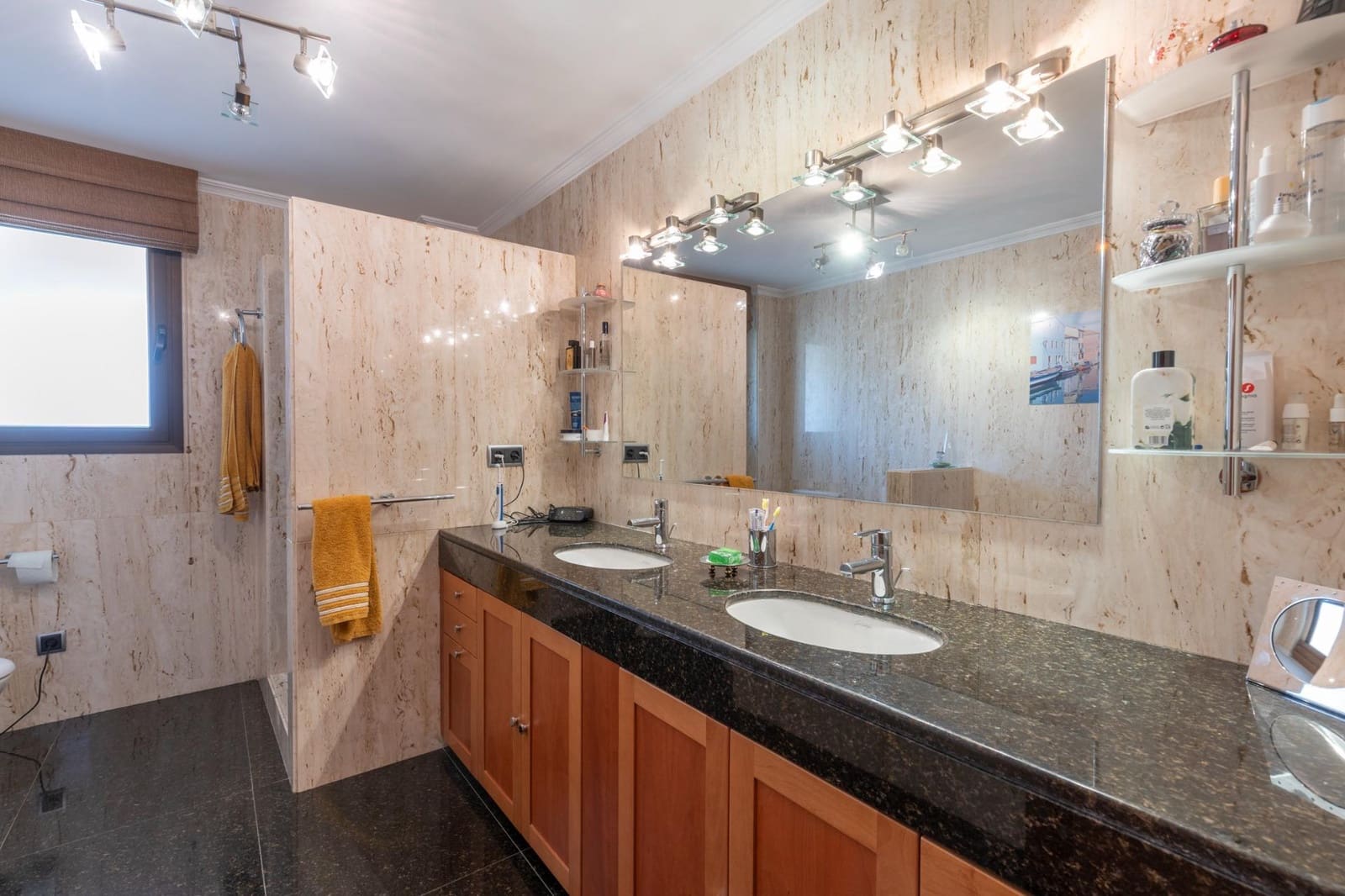 5 bedroom Villa for sale in Ogijares with pool garage - € 615,000 (Ref: 8992786)