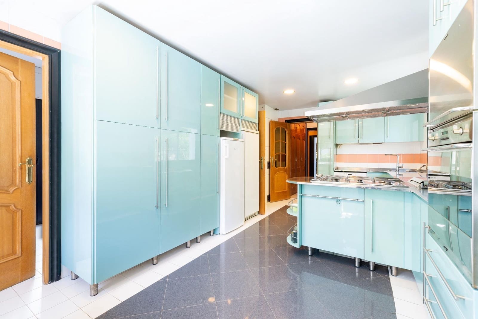 5 bedroom Villa for sale in Granada city with garage - € 890,000 (Ref: 9012325)